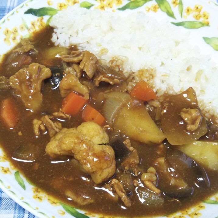 カリフラワーと豚肉と人参とじゃが芋と茄子のカレー☆